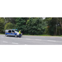 Radiowóz straży miejskiej oraz stojący obok strażnik